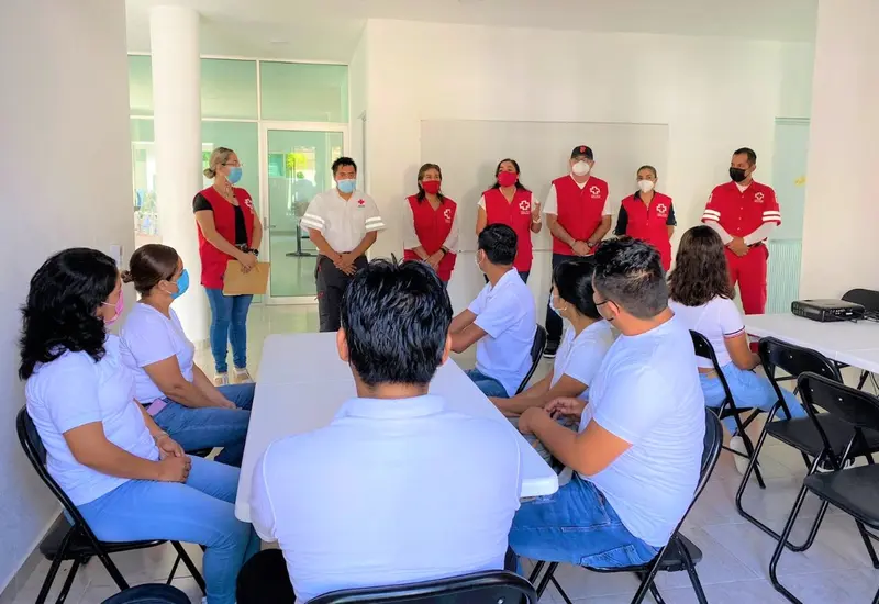 Jóvenes tomando curso de la Cruz Roja