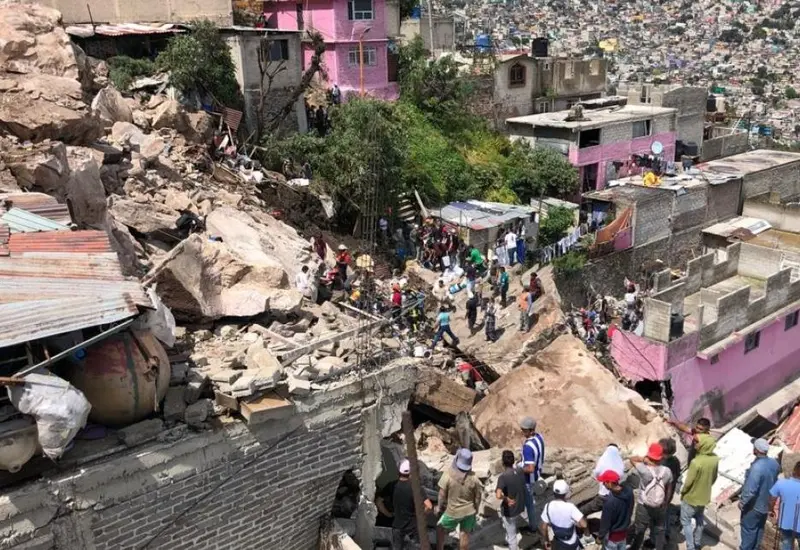 Personas en derrumbe de cerro en México