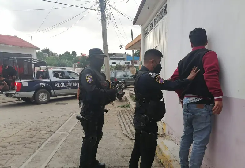 Policías deteniendo a joven