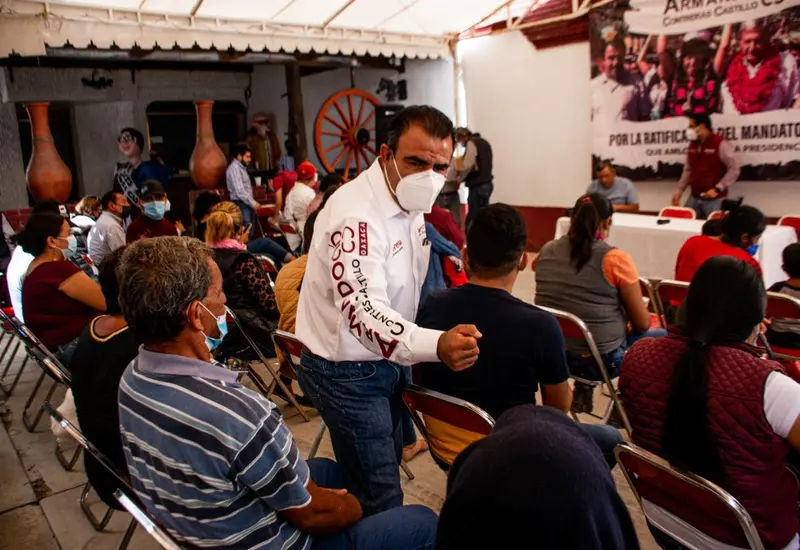 Diputado Armando Contreras saludando a la gente