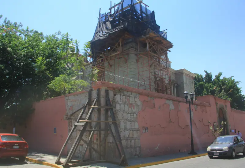 Edificio en reparación en Oaxaca