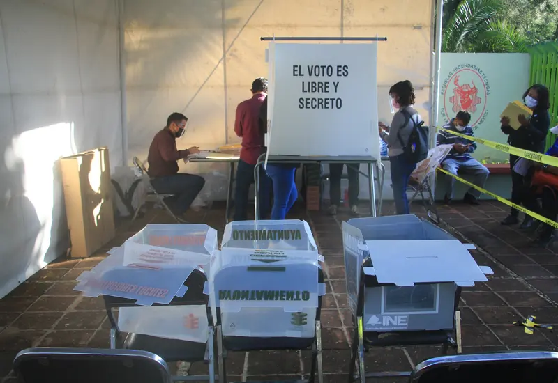 Personas emitiendo su voto