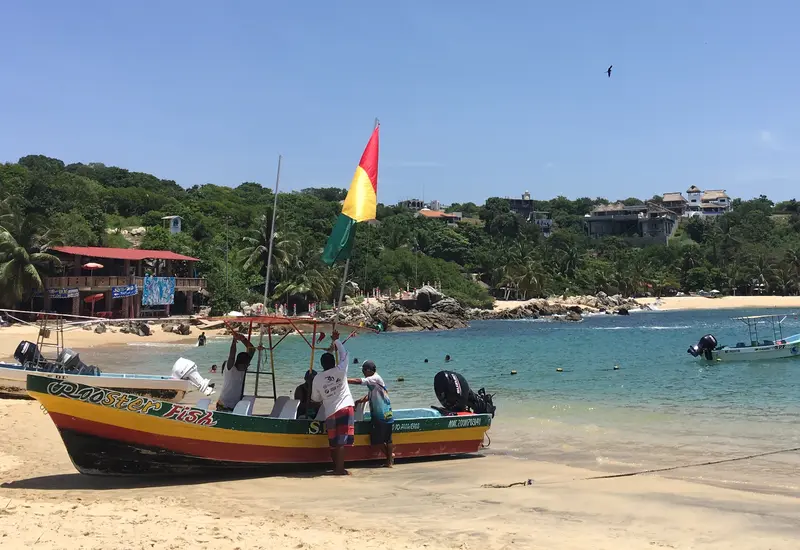 Embarcación en costa de Oaxaca