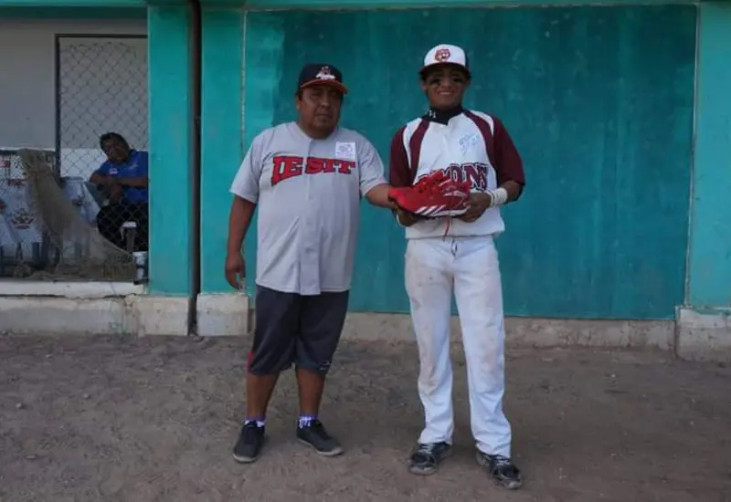 Entrenador de beisbol con su hijo