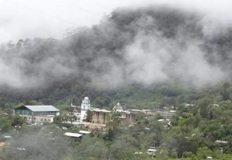 Neblina cayendo sobre un poblado en la Mixteca
