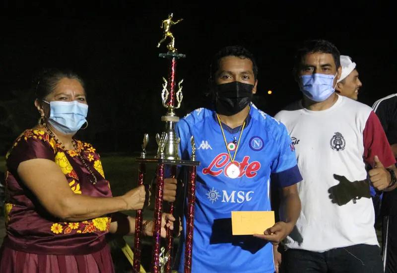 Entrega de trofeo de la Liga del Sur de futbol