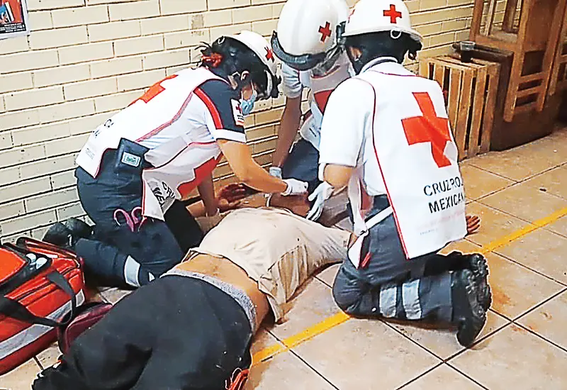  Un adolescente fue golpeado en el mercado zonal de Santa Rosa al señalarlo de intento de robo.