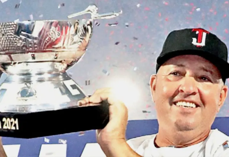 Homar Rojas con el título de la LMB