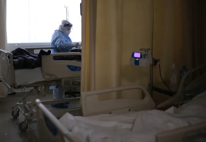 Médico en hospital con paciente covid-19