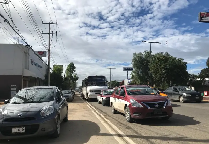 Automóviles y camión en carril preferente del Citybus