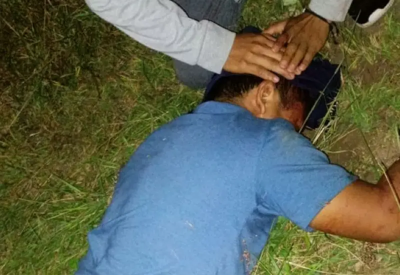 Joven recibiendo primeros auxilios