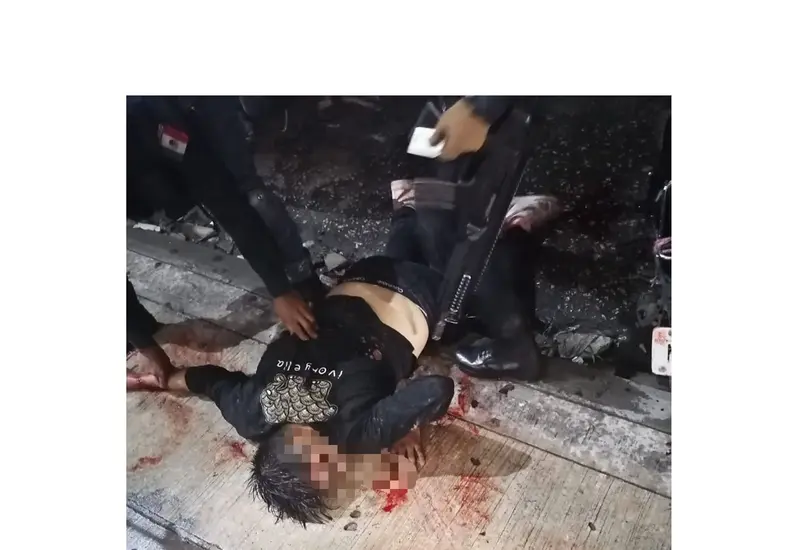 Joven con hemorragia en el suelo