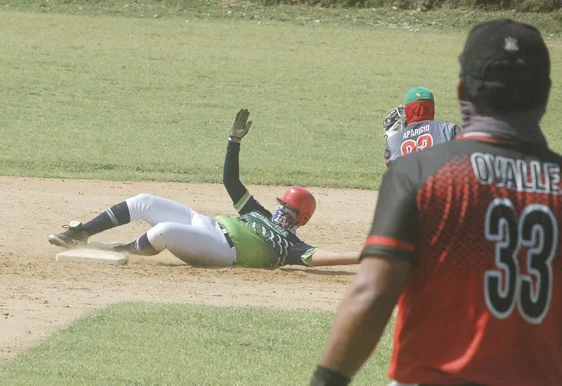 Jugador se derrapa en la base