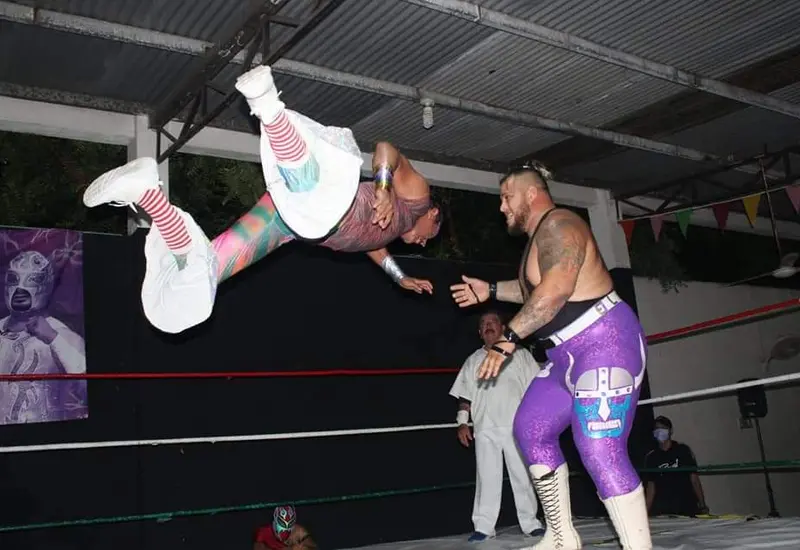 El luchador Raputín lanzándose desde las cuerdas