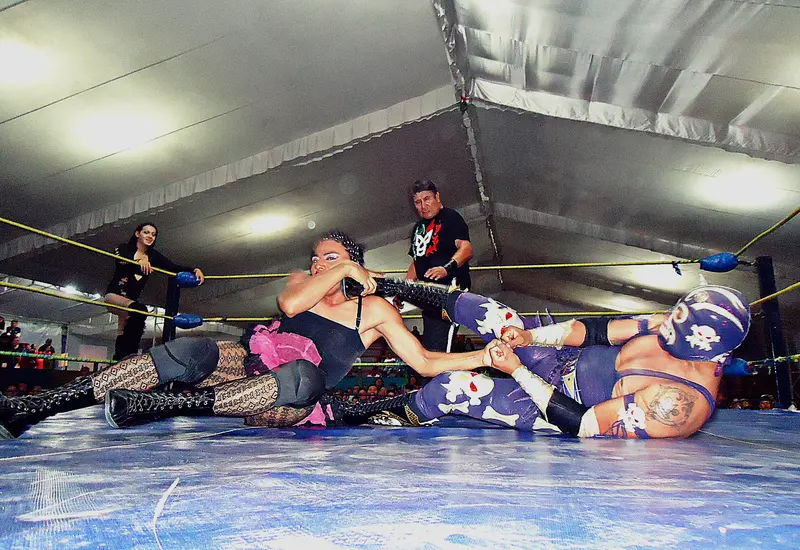 El rudo castiga sin piedad a cada uno de sus adversarios. 