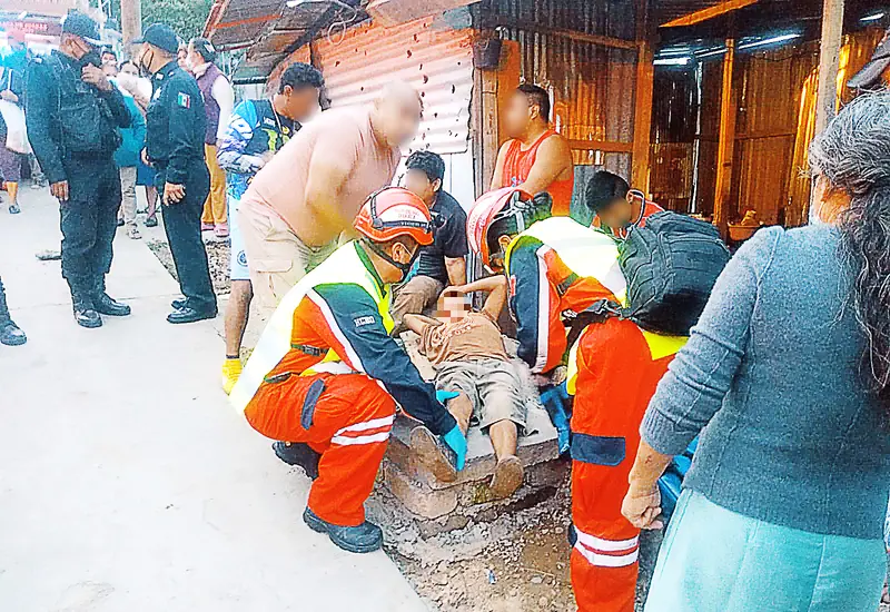 Paramédicos de Bomberos atendieron al menor. 