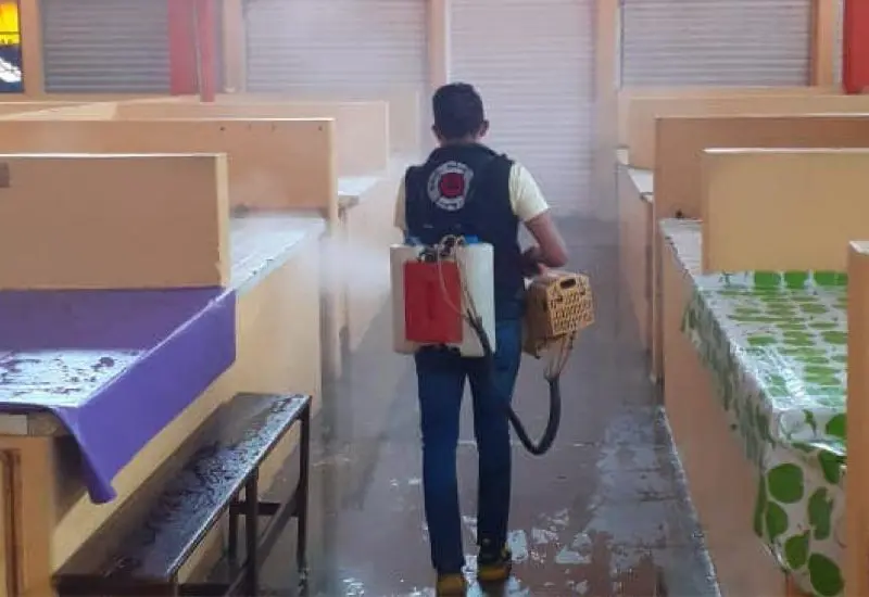 Personal sanitizando la mixteca