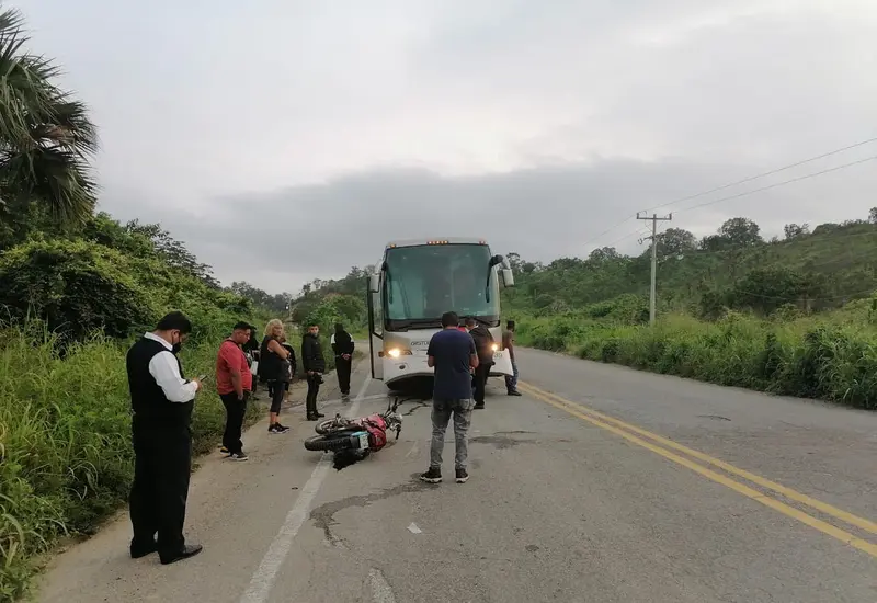 Motocicleta y autobús en accidente vial