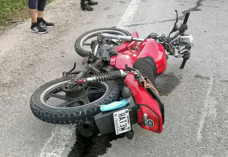 Motocicleta en el piso tras accidente