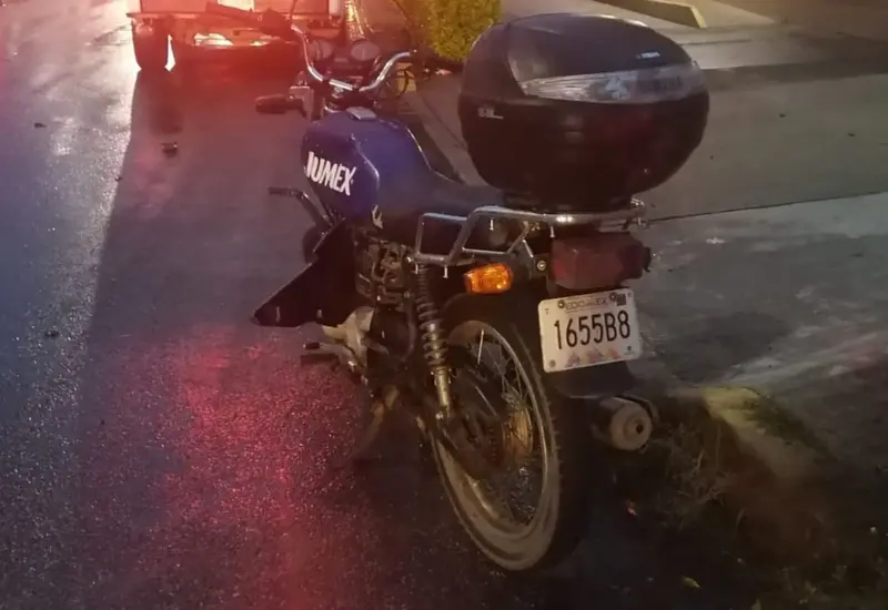 Motocicleta estacionada en la calle