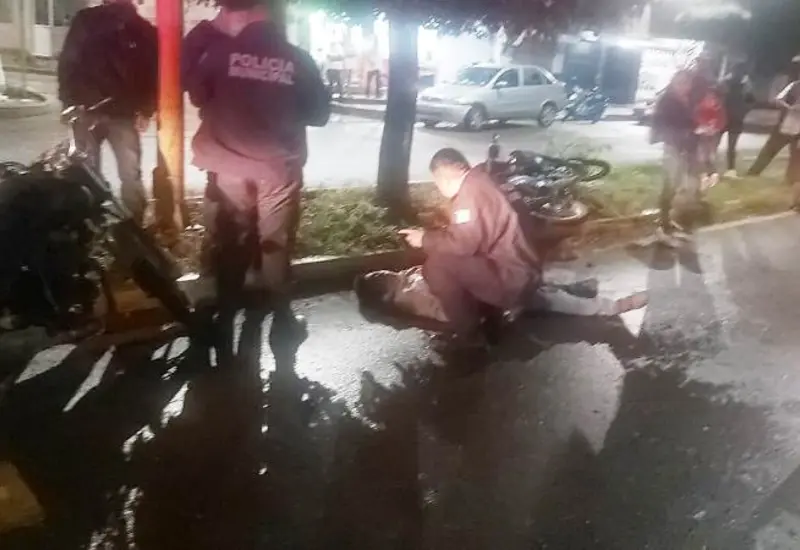 Elementos policiales auxilian a motociclista