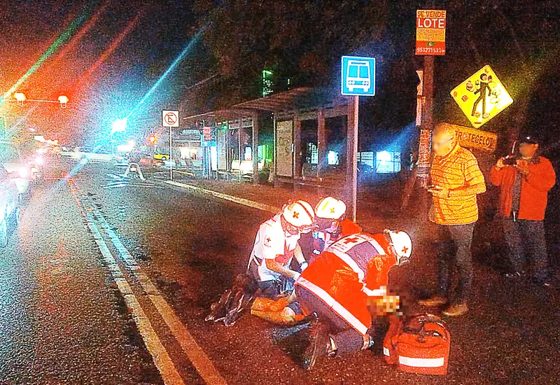 Motociclista accidentado recibe primeros auxilios