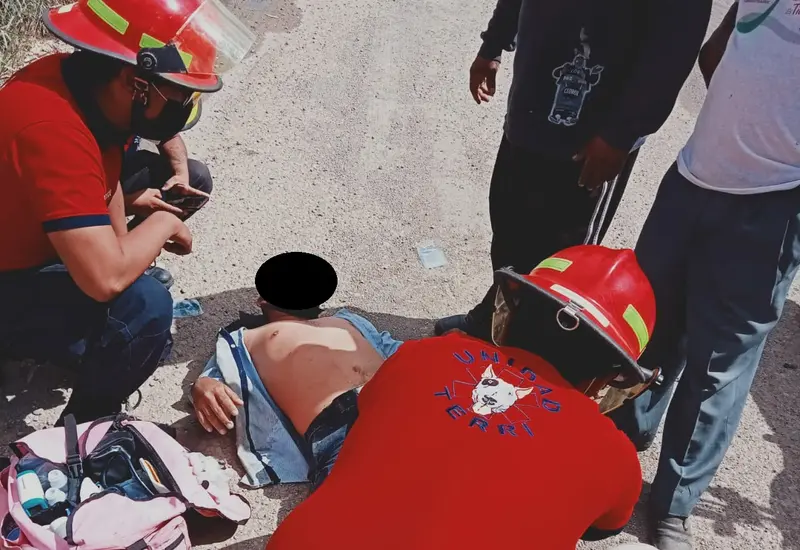 Brindan primeros auxilios a motociclista