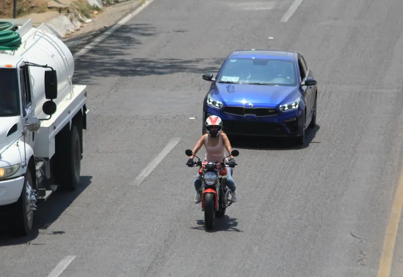 Morociclista yendo por la carretera