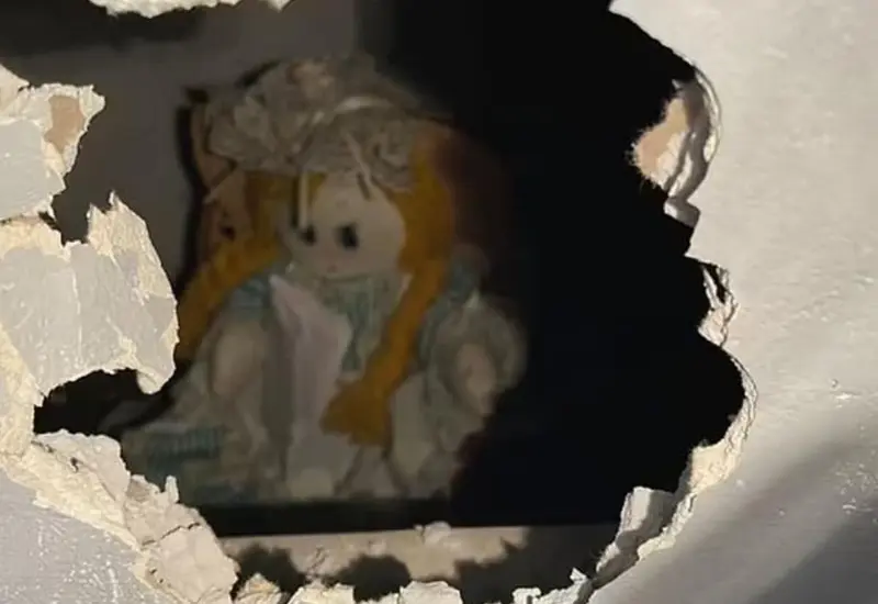 Muñeca asesina encerrada en muro