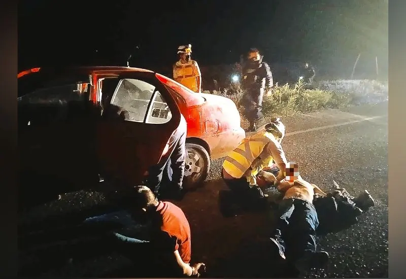 Personas detenidas junto a la carretera