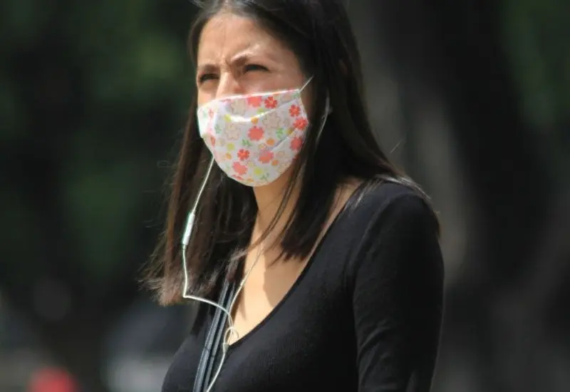Mujer usando cubrebocas