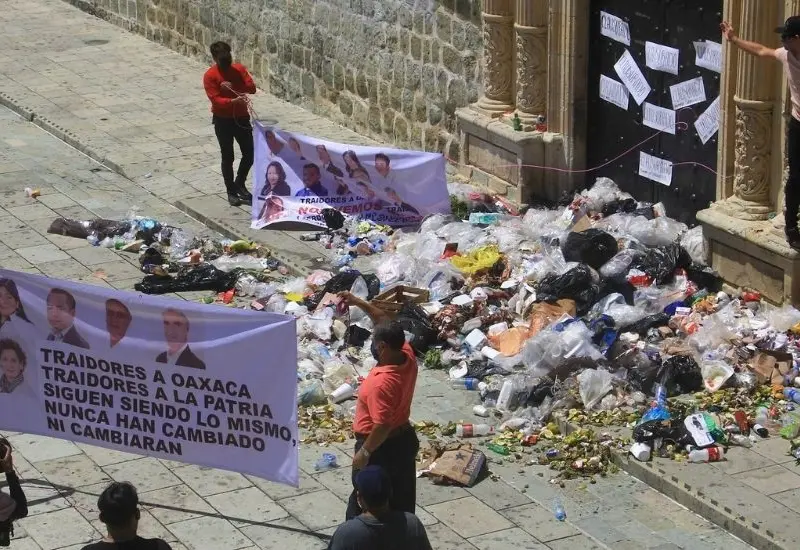 Comerciantes dejando basura en el palacio municipal de Oaxaca