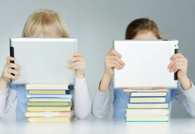 Niños leyendo en dispositivos electrónicos