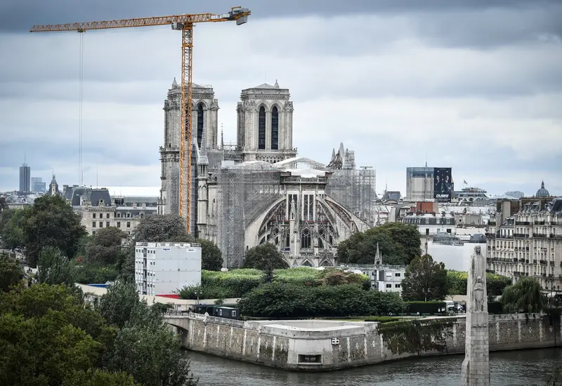 Catedral de Notre Dame de París en reconstrucción