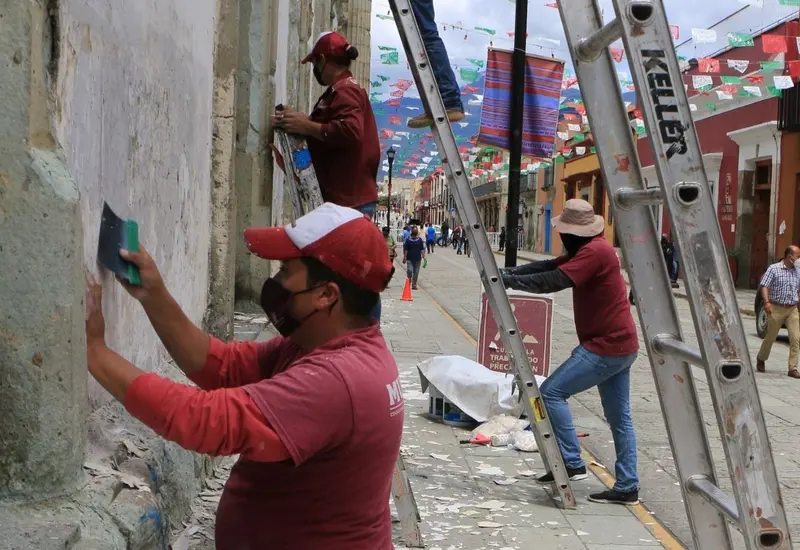Obreros trabajando en el centro de Oaxaca.