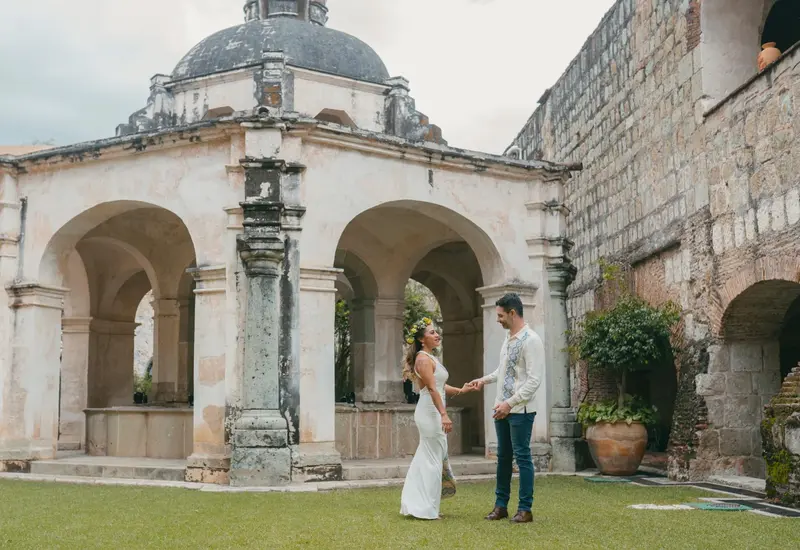Pareja de novios con convento de fondo