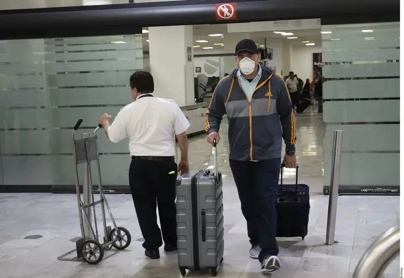 Mexicanos en aeropuerto