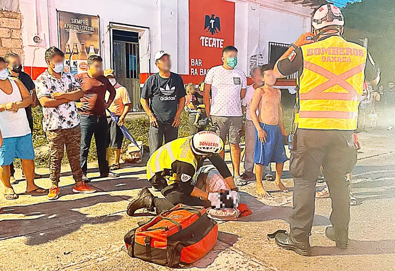 Cuerpo de bomberos da primeros auxilios a sujeto lesionado
