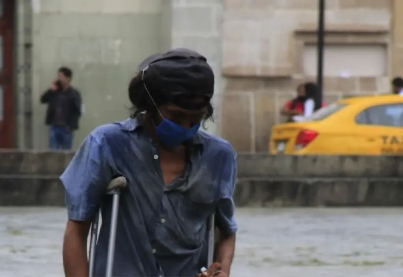 Joven con muletas caminando