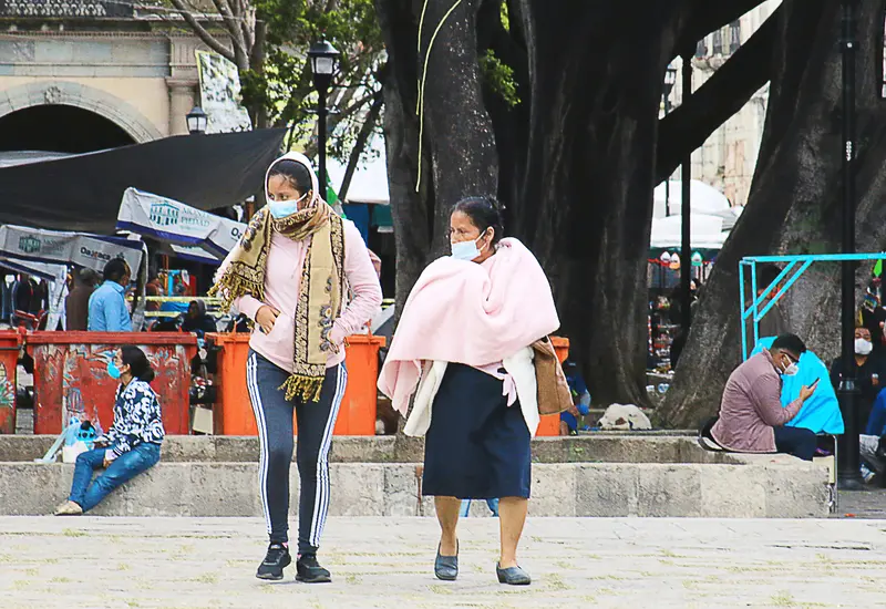 Dos personas caminando en el centro de Oaxaca de Juárez