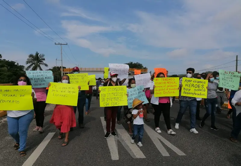 Marchan pobladores en Santa María Tonameca