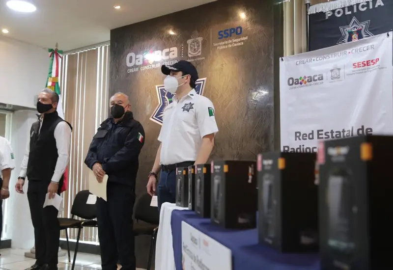 Policías reciben radios en Oaxaca