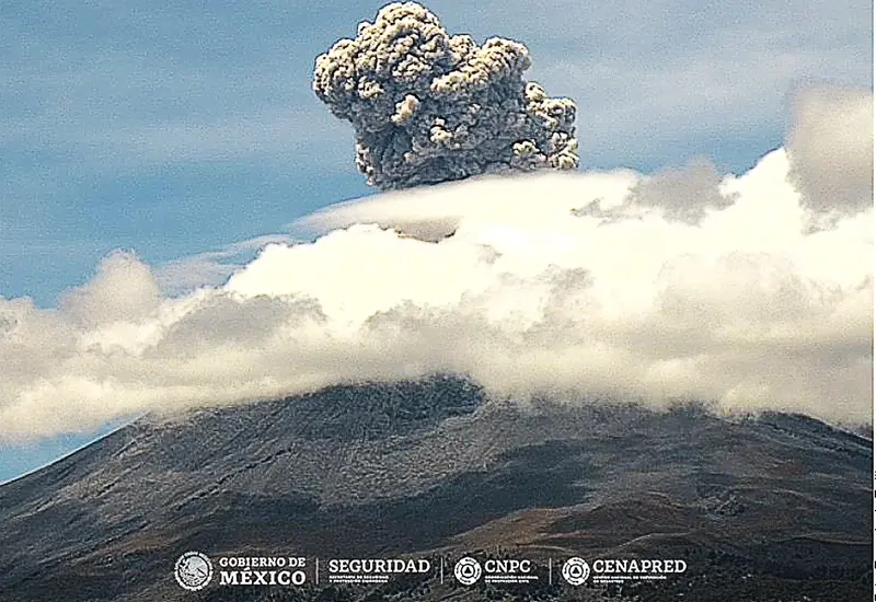Se observaron fragmentos incandescentes a corta distancia del cráter. Foto: Agencia Reforma