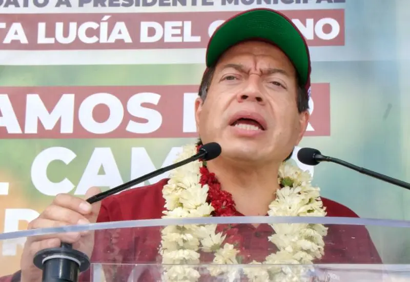 Mario Delgado hablando