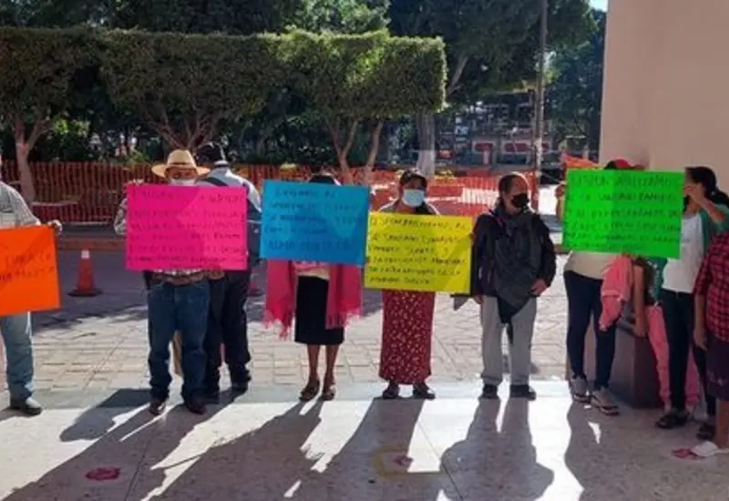 Vecinos protestando con pancartas