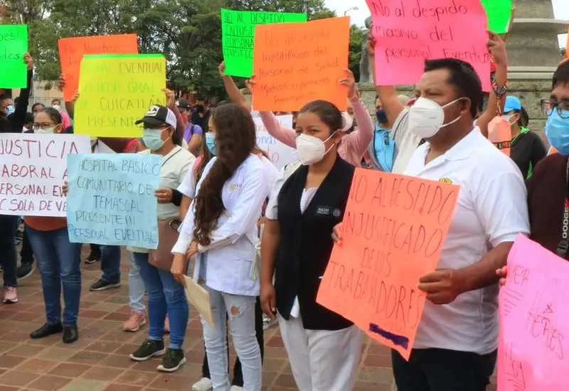 Integrantes de la Sección 35 del Sindicato Nacional de Trabajadores de Salud iniciaron las protestas por la renovación de contratos laborales.