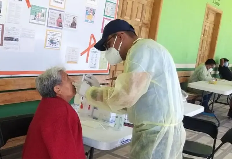Mujer de la tercera edad realizando prueba COVID