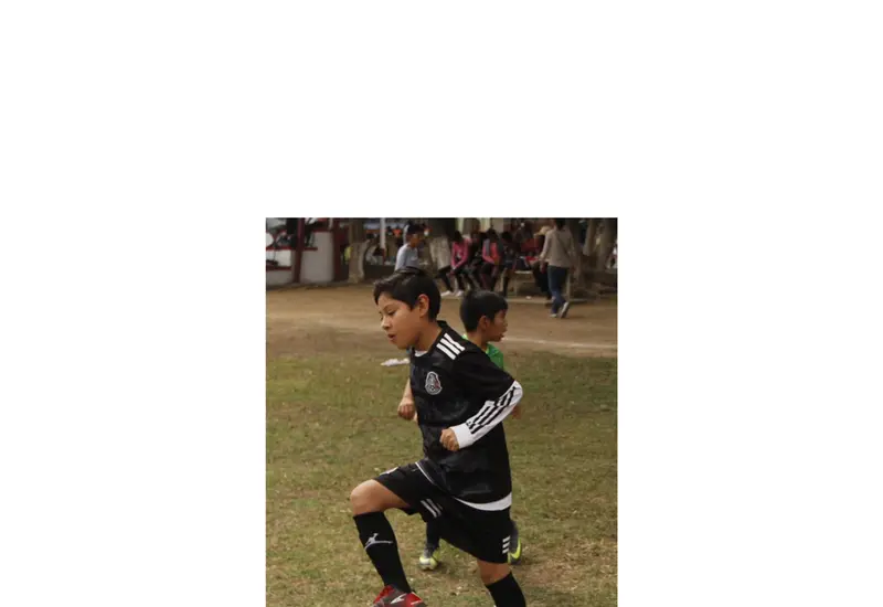 Niño entrenando futbol