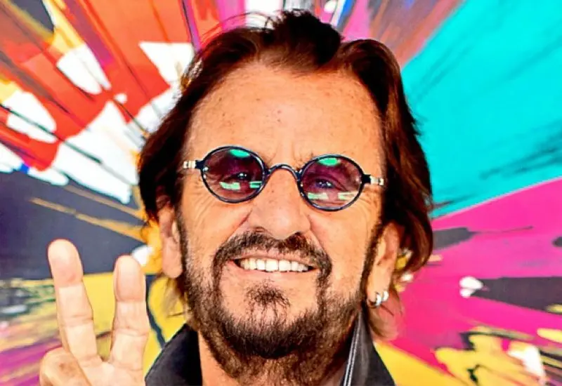 Ringo Starr saludando