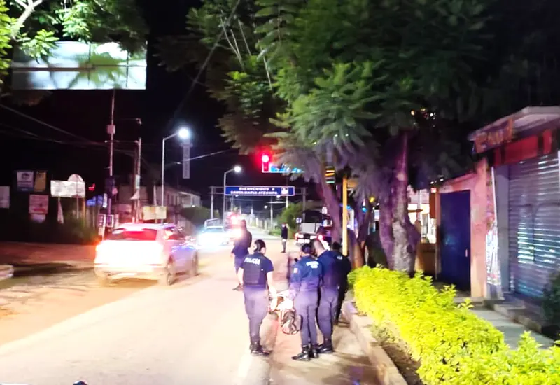 Un policía resultó lesionado al ser atacado a balazos en un asalto.